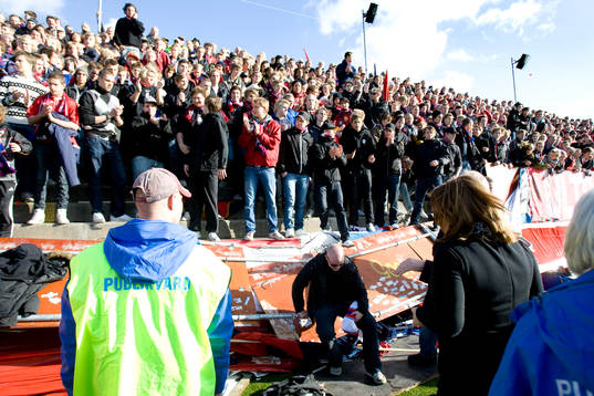Räcket gav vika och läktaren rasade samman. Matchen fick