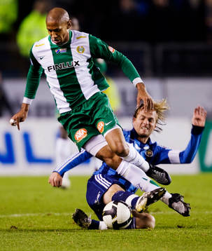 Markus Johannesson, Djurgården, tacklar Nathan Paulse,