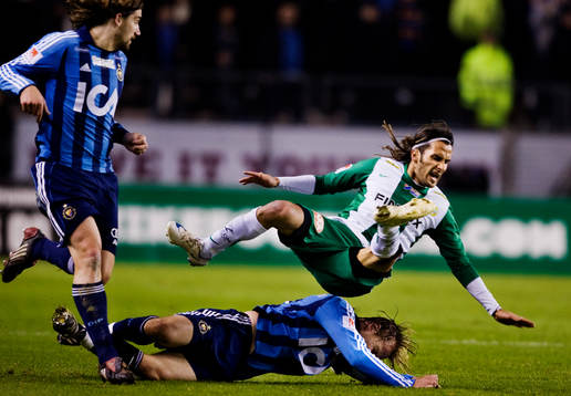 Erkan Zengin, Hammarby, flyger över Markus Johannesson,