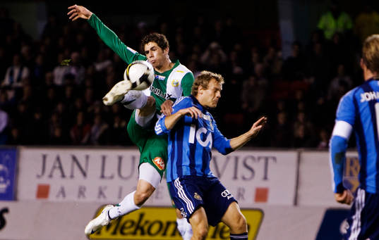 Carlos Gaete, Hammarby, skjuter mot mål på en hörna