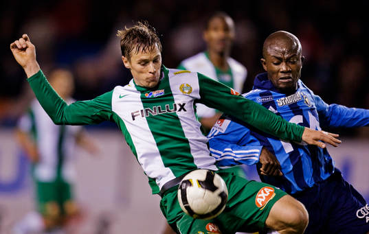 David Johansson, Hammarby, i kamp om bollen med Jones Kusi