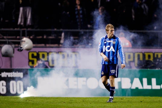 Johan Oremo, Djurgården,  framför en brinnande bengal.