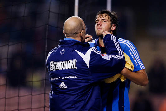 Mikael Dahlberg, Djurgården, får vård