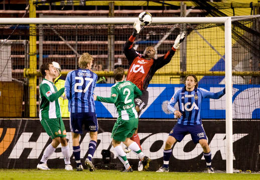 Pa Dembo Tourray, målvakt, Djurgården, går ut men når