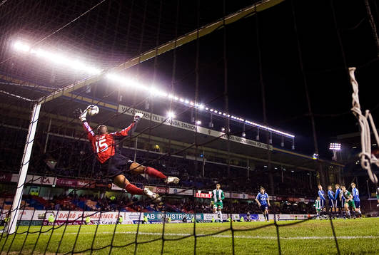 Pa Dembo Tourray, målvakt, Djurgården, går ut men når