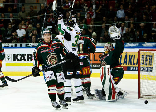 Lee Goren, Färjestad. Johan Holmqvist, målvakt Frölunda