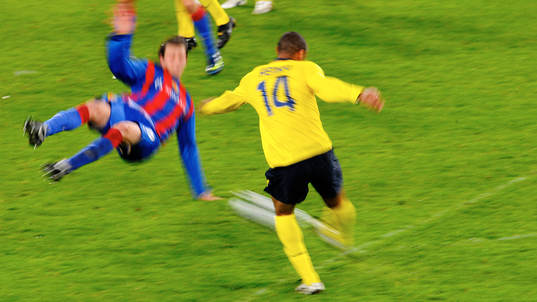 Thierry Henry och Reto Zanni. Genre