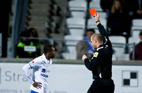 Kevin Amuneke, Norrköping, får rött kort av Martin