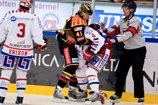 Daniel Widing, Brynäs och Robin Jonsson, Timrå i bråk