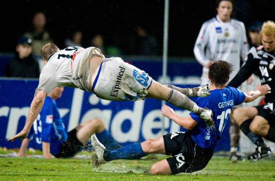 Linus Hallenius skjuter mot Magnus Bahne