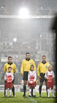 Martin Ingvarsson, domare, flankerad av Peter Martinsson