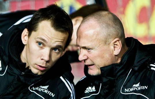 Sören Åkeby, tränare samtalar med Fredric Lundqvist,
