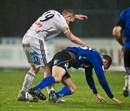 Närkamp, tackling, genre. Hannes Sigurdsson tacklar Tim