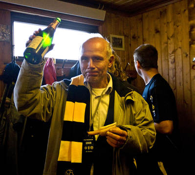 Häckens Dennis Andersson firar med skumpa och korv