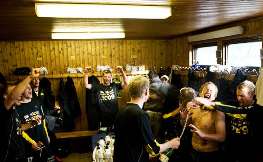 Champagne i Häckens omklädningsrum. Jubel, glädje