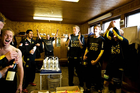 Champagne i Häckens omklädningsrum. Jubel, glädje