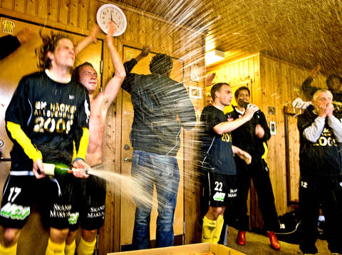 Champagnen flödar i omklädningsrummet. Jubel, glädje