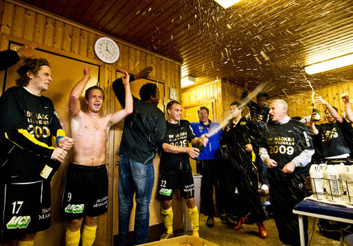 Champagne i Häckens omklädningsrum. Jubel, glädje