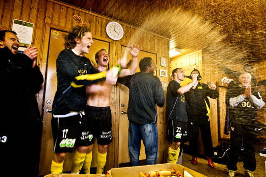 Champagne i Häckens omklädningsrum. Jubel, glädje