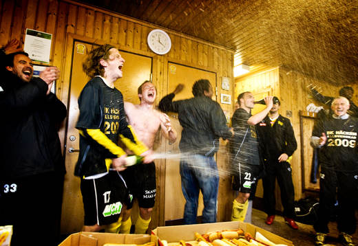 Champagne i Häckens omklädningsrum. Jubel, glädje