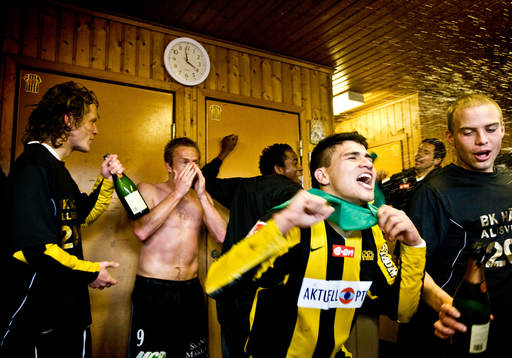 Champagne i Häckens omklädningsrum. Jubel, glädje