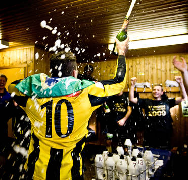 Champagne i Häckens omklädningsrum. Jubel, glädje