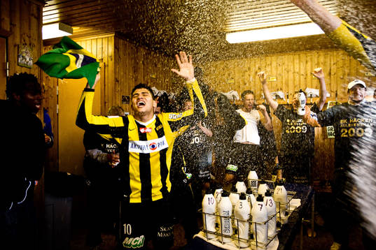 Champagne i Häckens omklädningsrum. Jubel, glädje