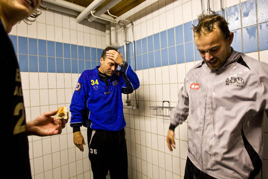 Tränare Sonny Karlsson blir duschad