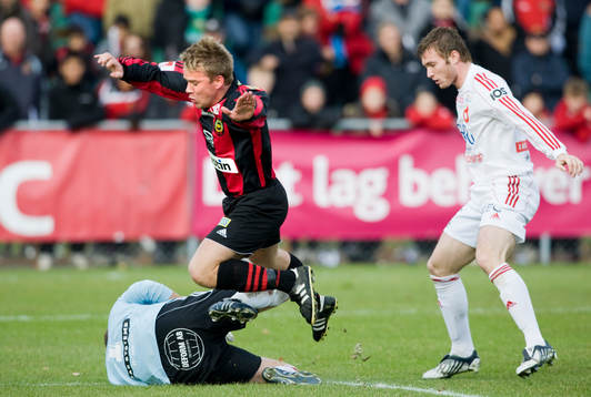 Simon Nurme, målvakt Degerfors dyker ner framför Joakim