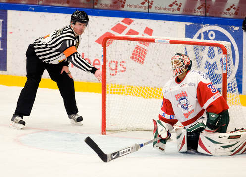 Morgan Claesson, domare, signalerar mål, Sebastian Idoff,