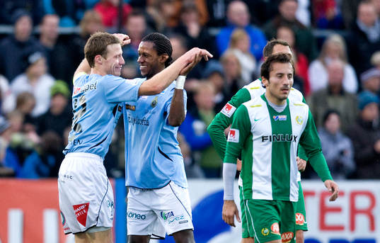 Daniel Bernhardsson, jubel med Yannick Bapupa Gefle