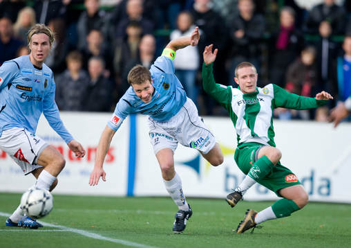 Daniel Bernhardsson, Gefle, sliter för bollen mot Haris
