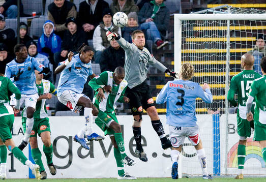 Trångt framför Kristoffer Björklund, målvakt Hammarby