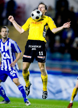 Daniel Mobaeck, Elfsborg, tar ned en boll på bröstet