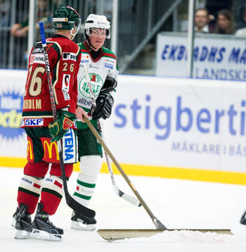 Kenny Jönsson, Rögle, är ute med plogen