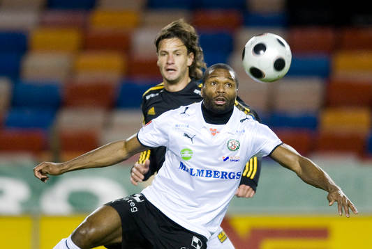 Samuel Wowoah, Örebro, framför Iván Óbolo, AIK