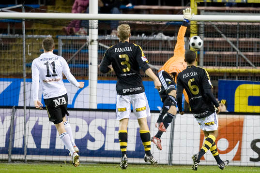 Stefan Rodevåg, Örebro, flippar bollen över Tomi
