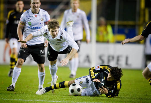 Robert Walker, Örebro, flyger över Jorge Ortíz, AIK