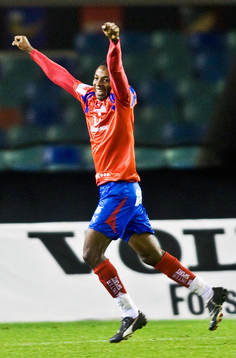 René Makondele, gör 2-0. Jubel