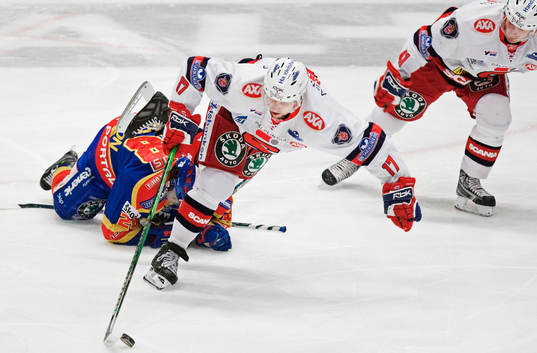 Jason Morgan, Södertälje, drar ifrån Carl Gustafsson,