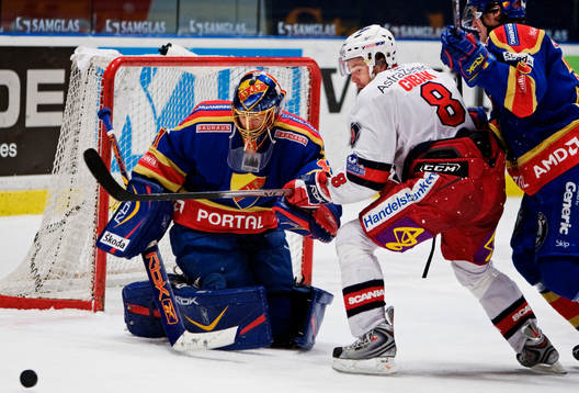Martin Cibak, Södertälje, oroar framför Gustaf Wesslau,