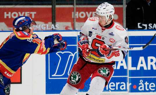Nichlas Falk, Djurgården, försöker tackla Linus Videll,