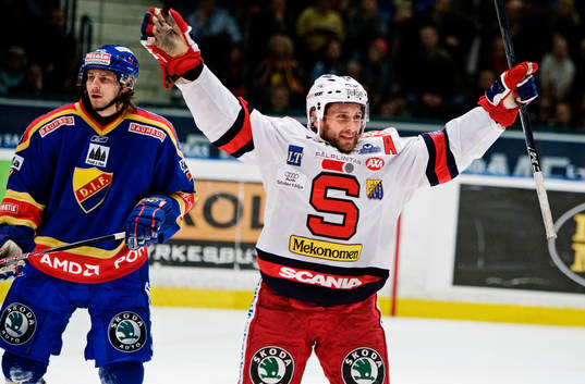 Medan Andreas Holmqvist, Djurgården, deppar, jublar Per