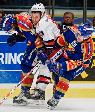 Andreas Holmqvist och Henrik Eriksson, Djurgården, tacklar