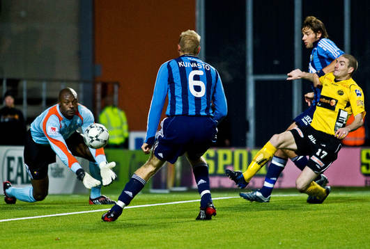 Pa Dembo Tourray, målvakt, Djurgården. James Keene,