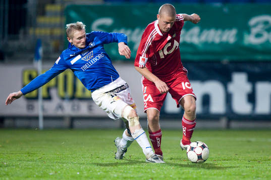 Ragnar Sigurdsson håller undan för Fredrik Jensen