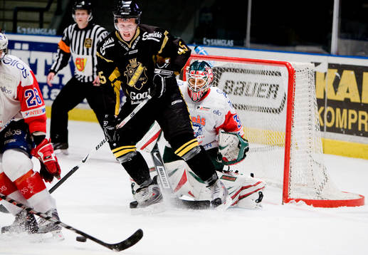 Per Savilahti-Nagander, AIK framför Dennis Karlsson,