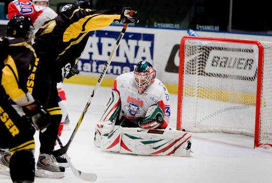 Dennis Karlsson, målvakt Borås tar pucken