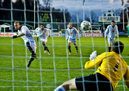 Björn Andersson gör 1-0 till Gais på straff. Colin