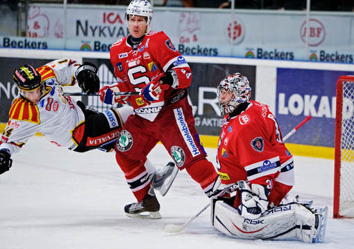 Kristian Kudroc, Södertälje, tacklar Stephen Dixon,